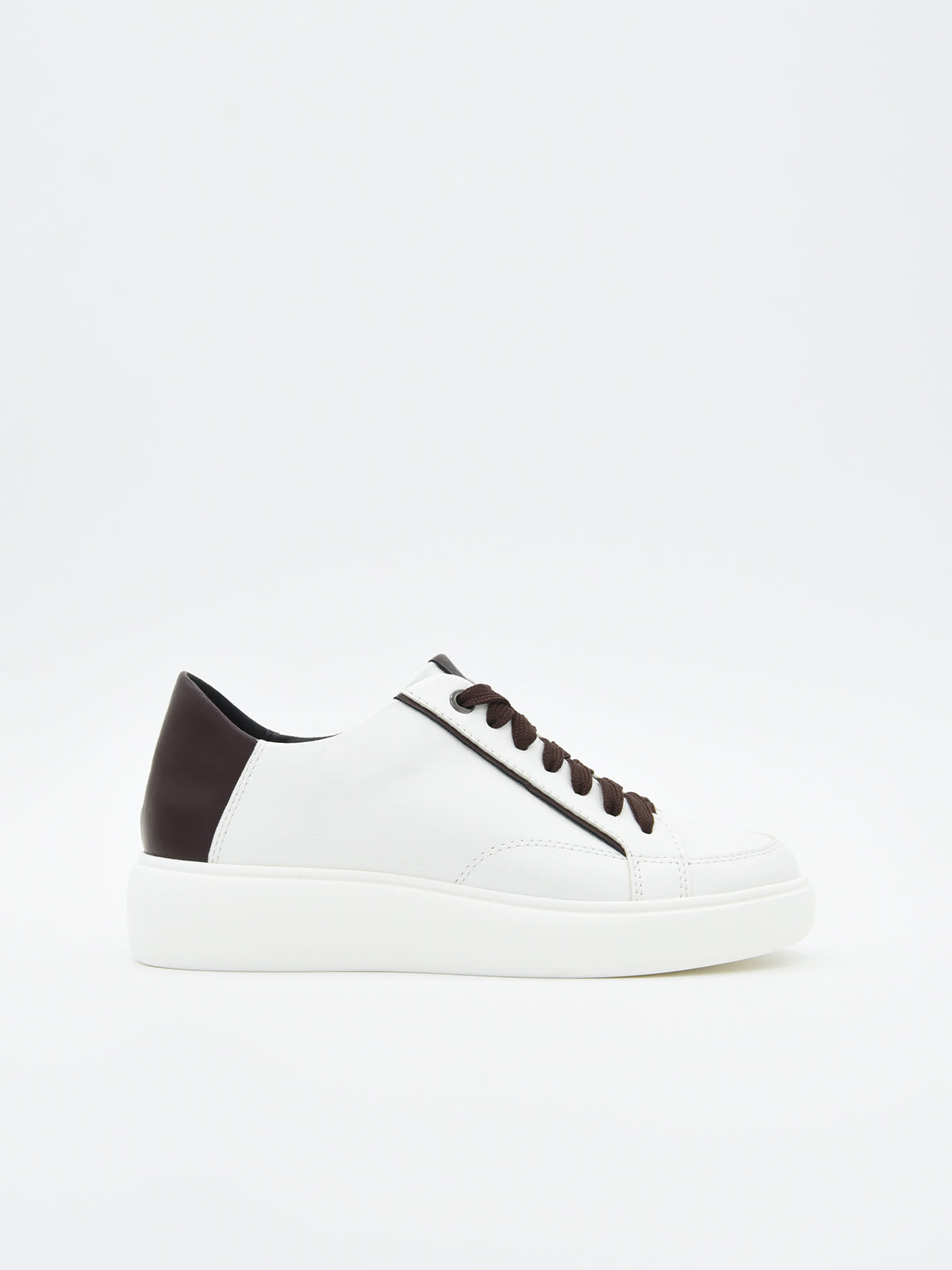 Zapatillas blancas con detalle marrón