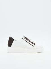Zapatillas blancas con detalle marrón
