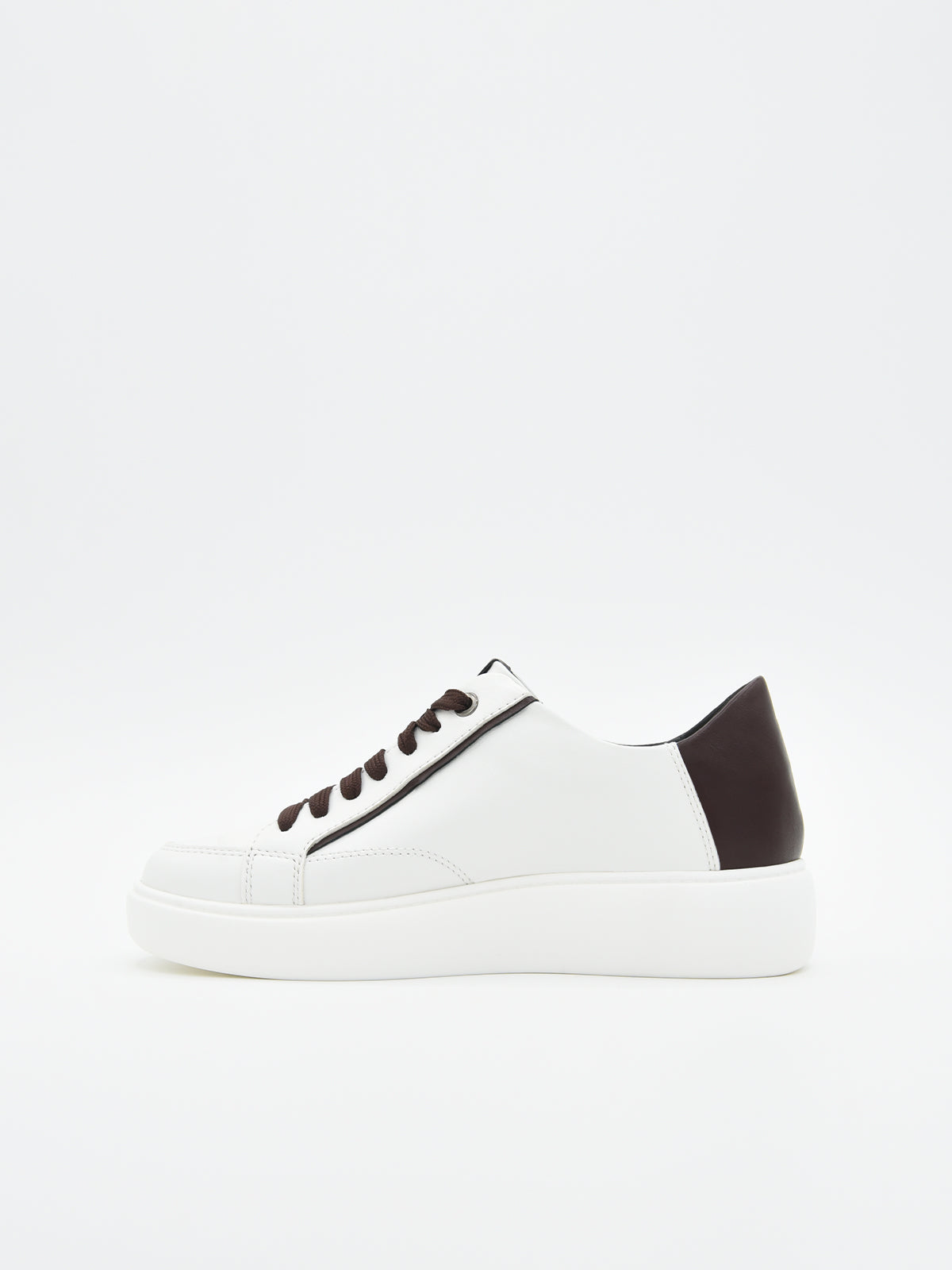 Zapatillas blancas con detalle marrón