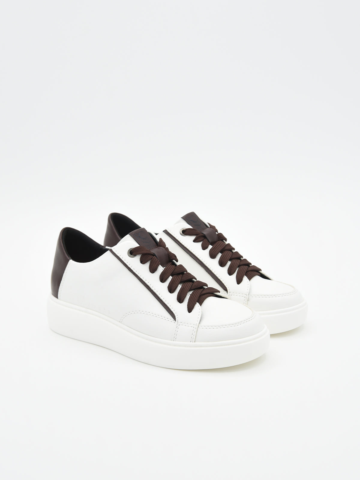 Zapatillas blancas con detalle marrón
