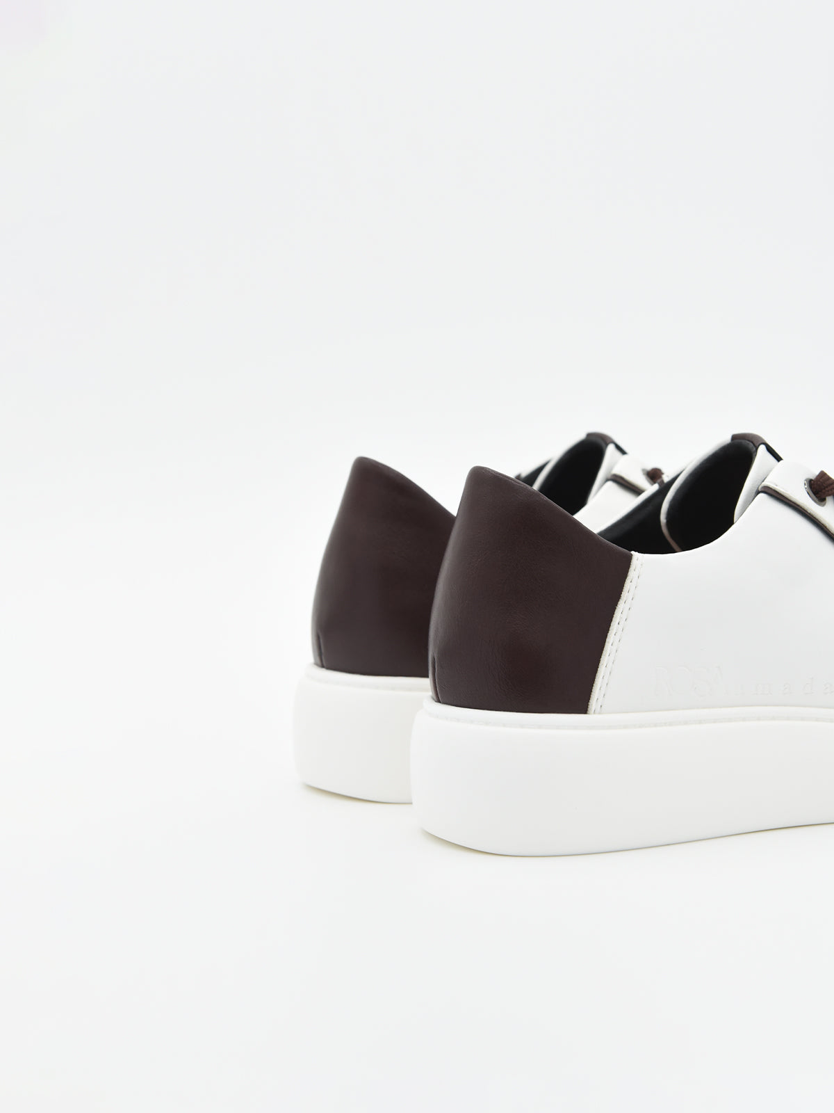 Zapatillas blancas con detalle marrón