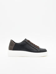 Zapatillas negras con detalle marrón