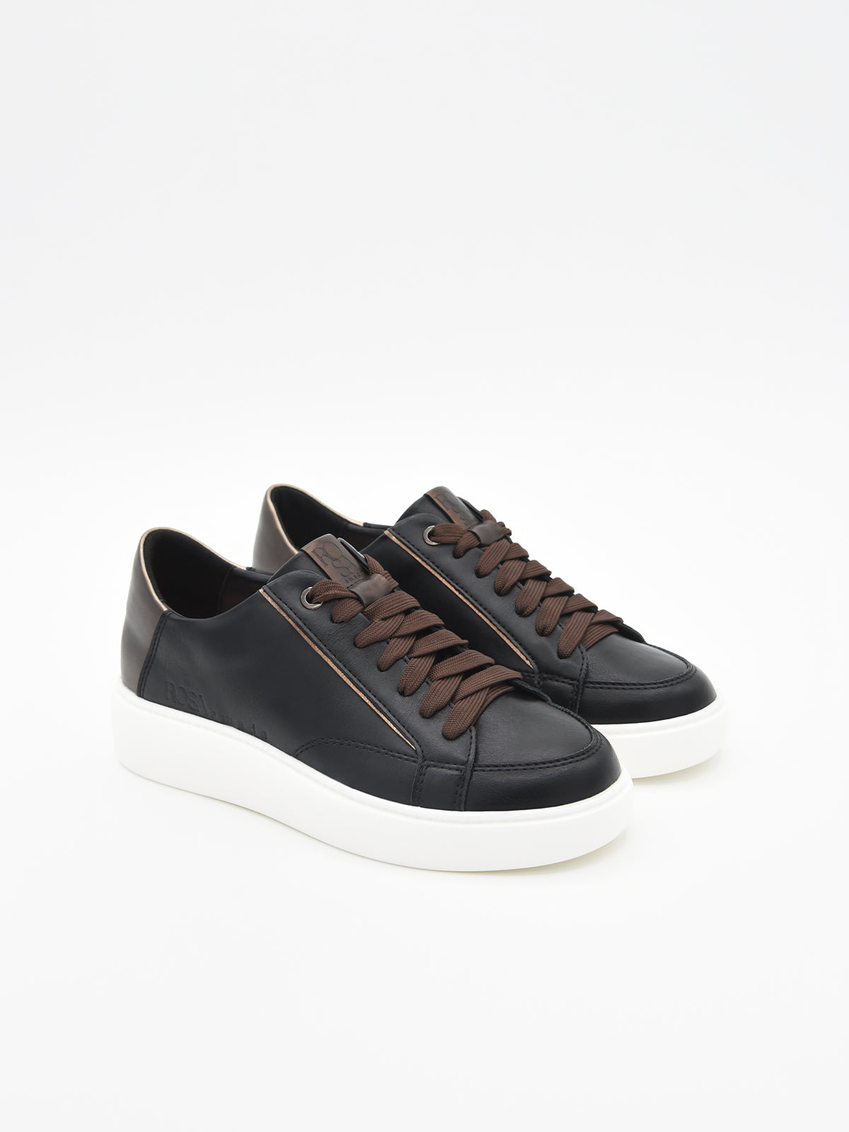 Zapatillas negras con detalle marrón