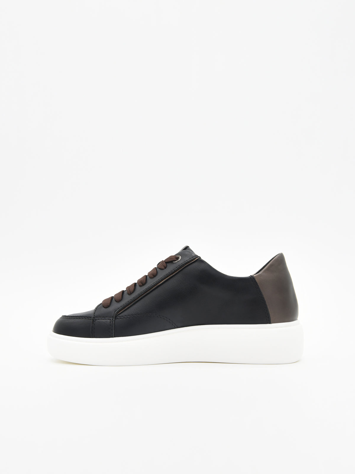 Zapatillas negras con detalle marrón