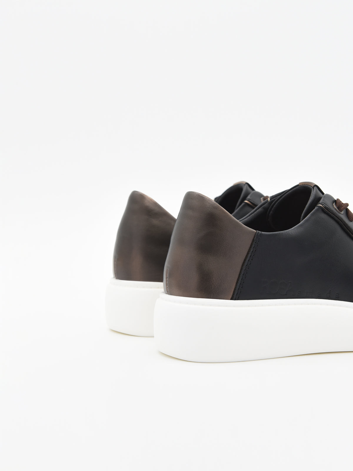 Zapatillas negras con detalle marrón