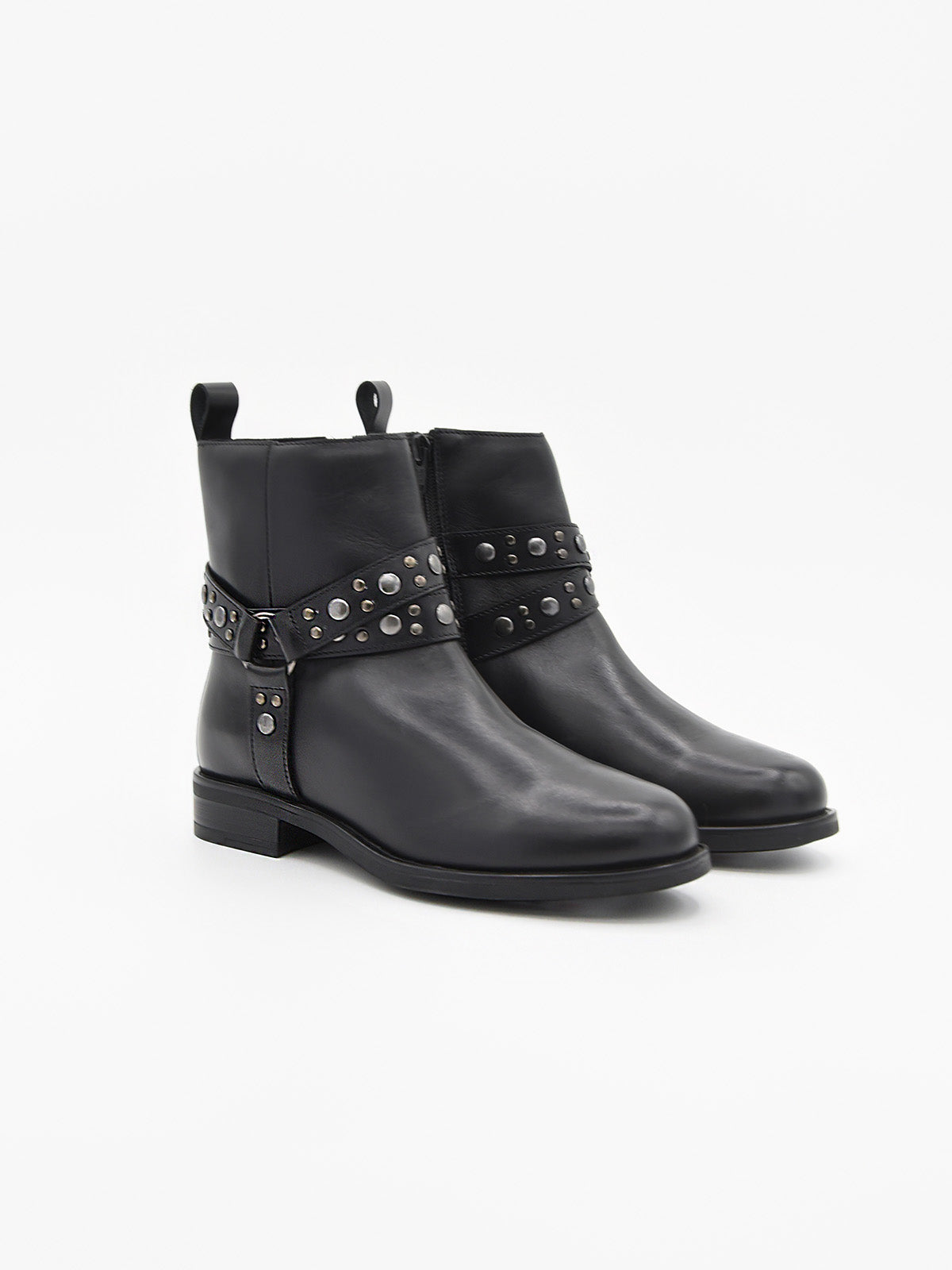 BOTÍN NEGRO CON TIRAS Y TACHAS
