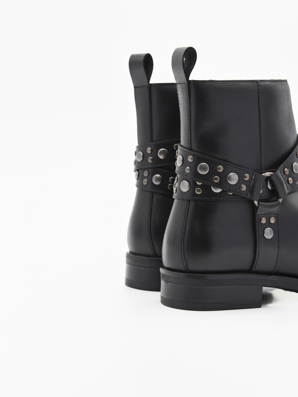 BOTÍN NEGRO CON TIRAS Y TACHAS