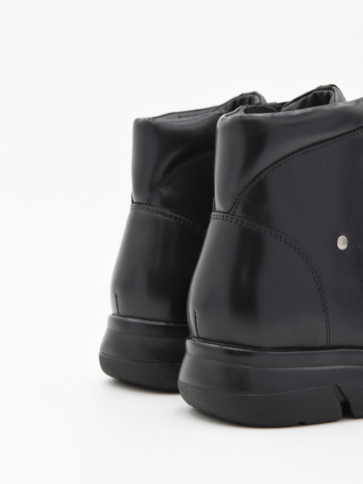 BOTA NEGRA CON CORDONES