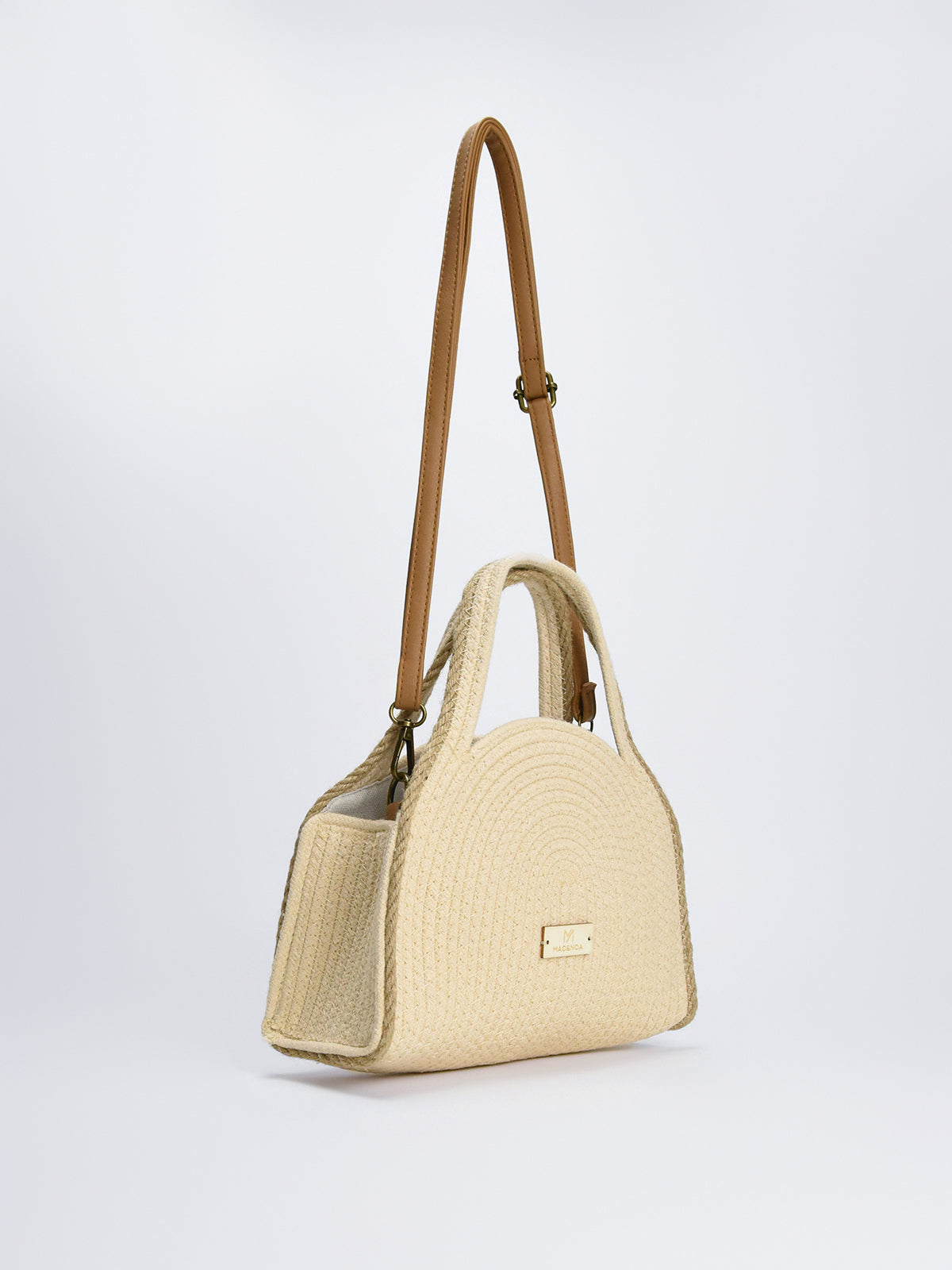 Bolso de rafia beige con diseño semicircular