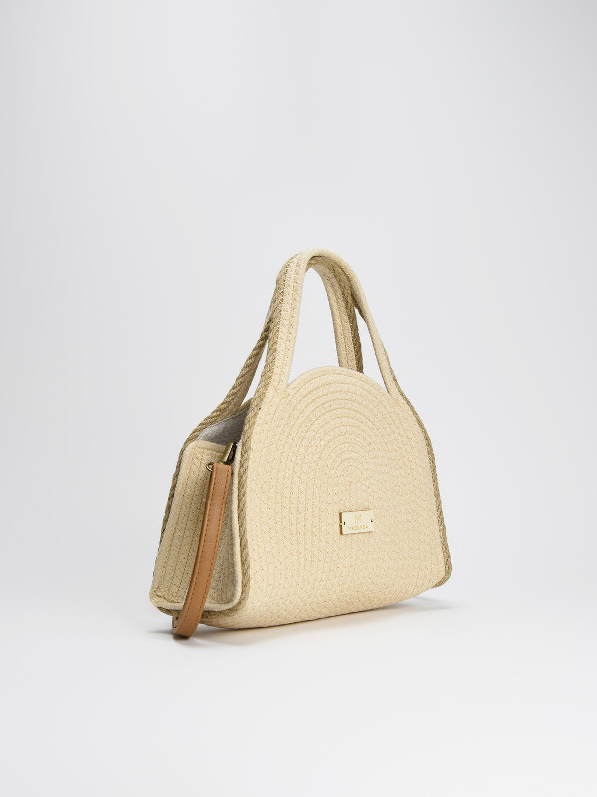 Bolso de rafia beige con diseño semicircular