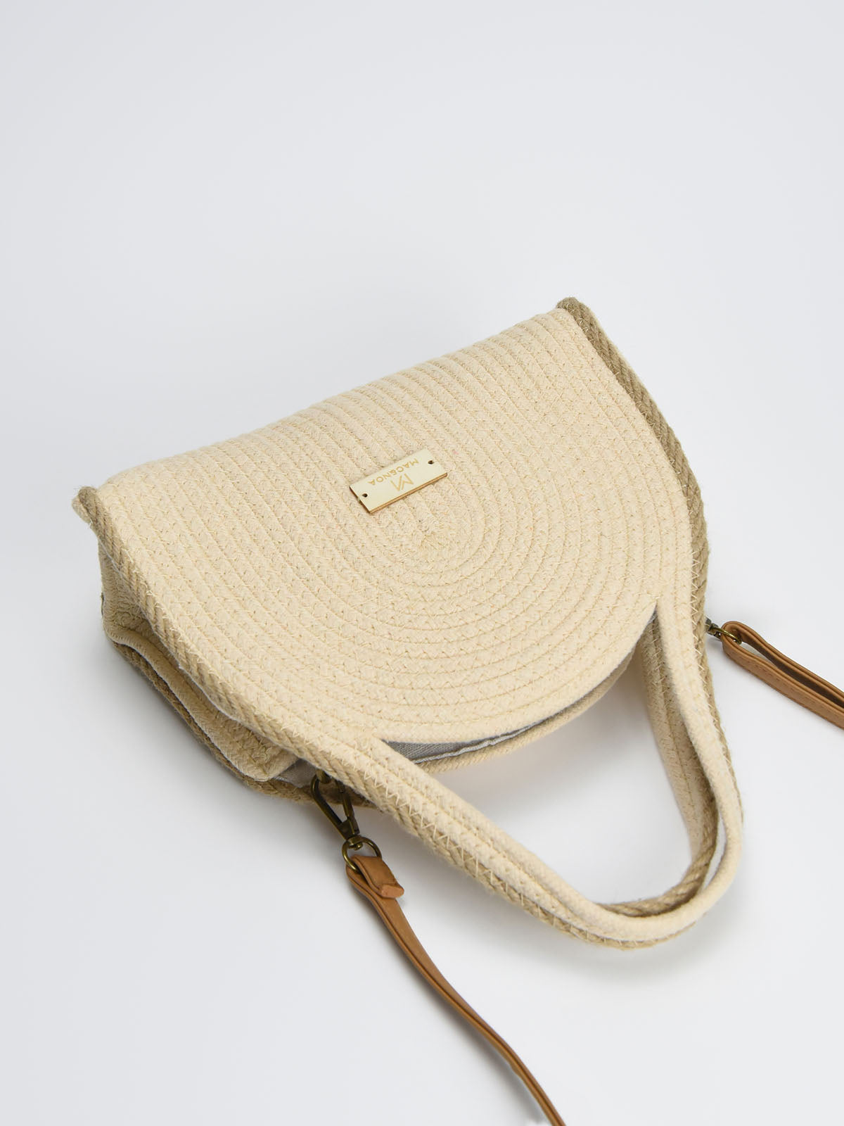 Bolso de rafia beige con diseño semicircular
