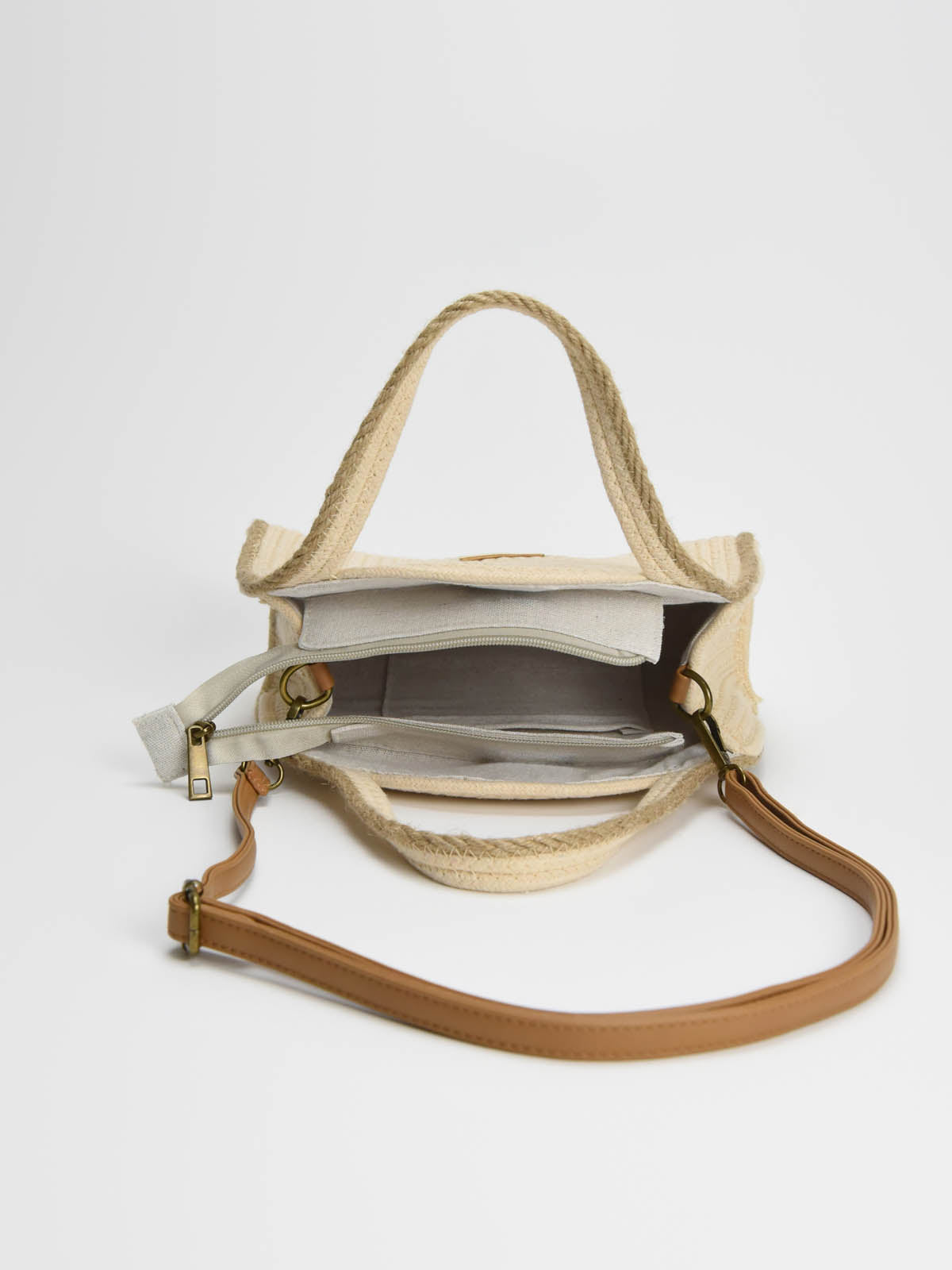 Bolso de rafia beige con diseño semicircular