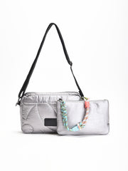 Bolso bandolera acolchado en color gris con correa ajustable negra y neceser extraíble a juego con asa trenzada multicolor.