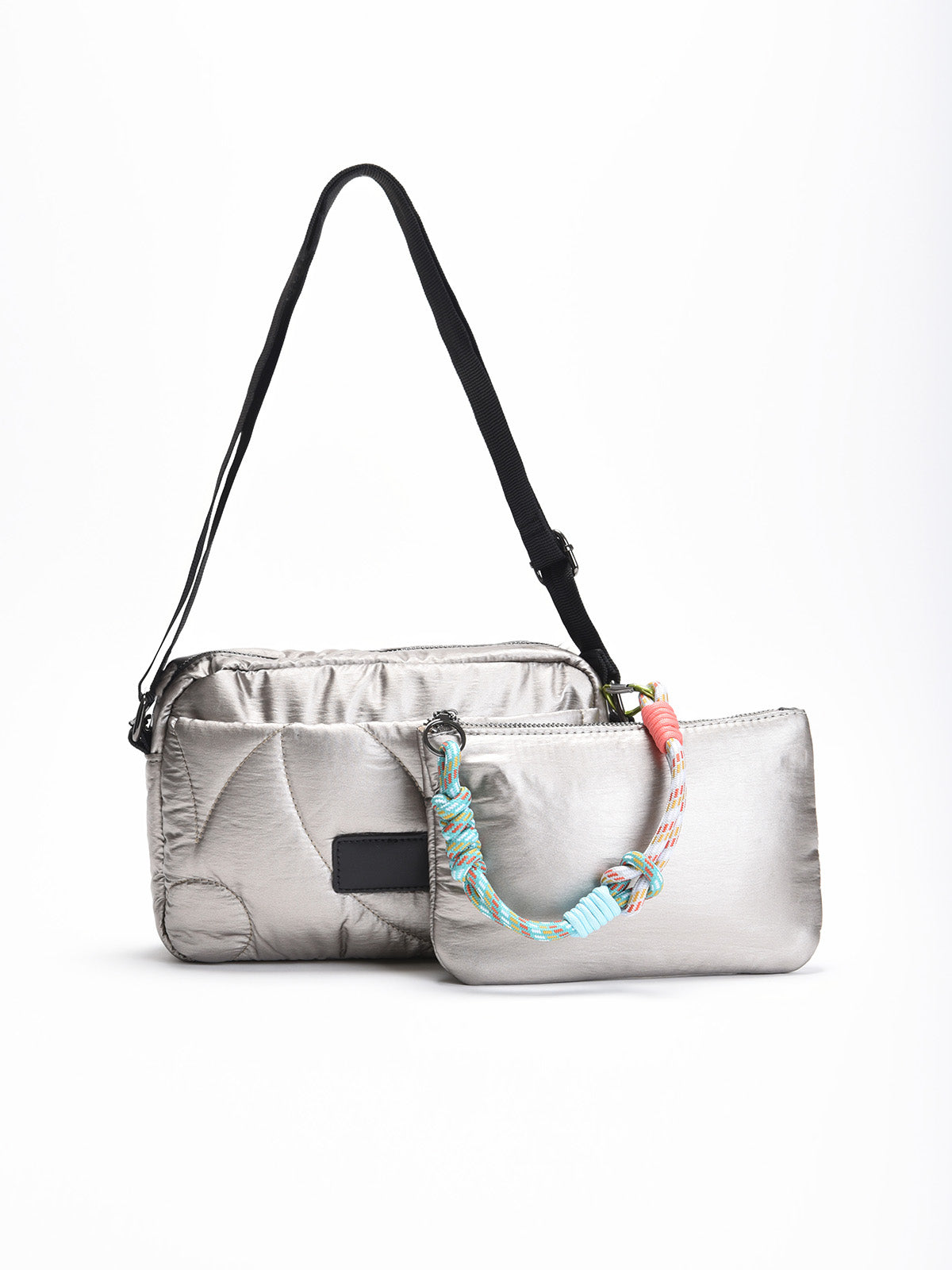 Bolso bandolera acolchado en color plomo con neceser a juego extraíble y asa multicolor, acompañado de correa negra ajustable.