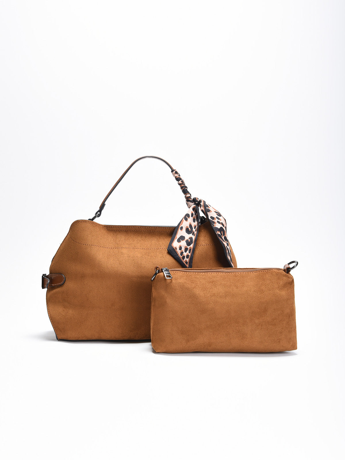 Bolso de hombro marrón en ante sintético, con pañuelo animal print en el asa y neceser interior extraíble a juego.