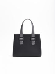 Bolso de mano estructurado en color negro con asas dobles grises, correa ajustable a juego y cierre superior con cremallera.