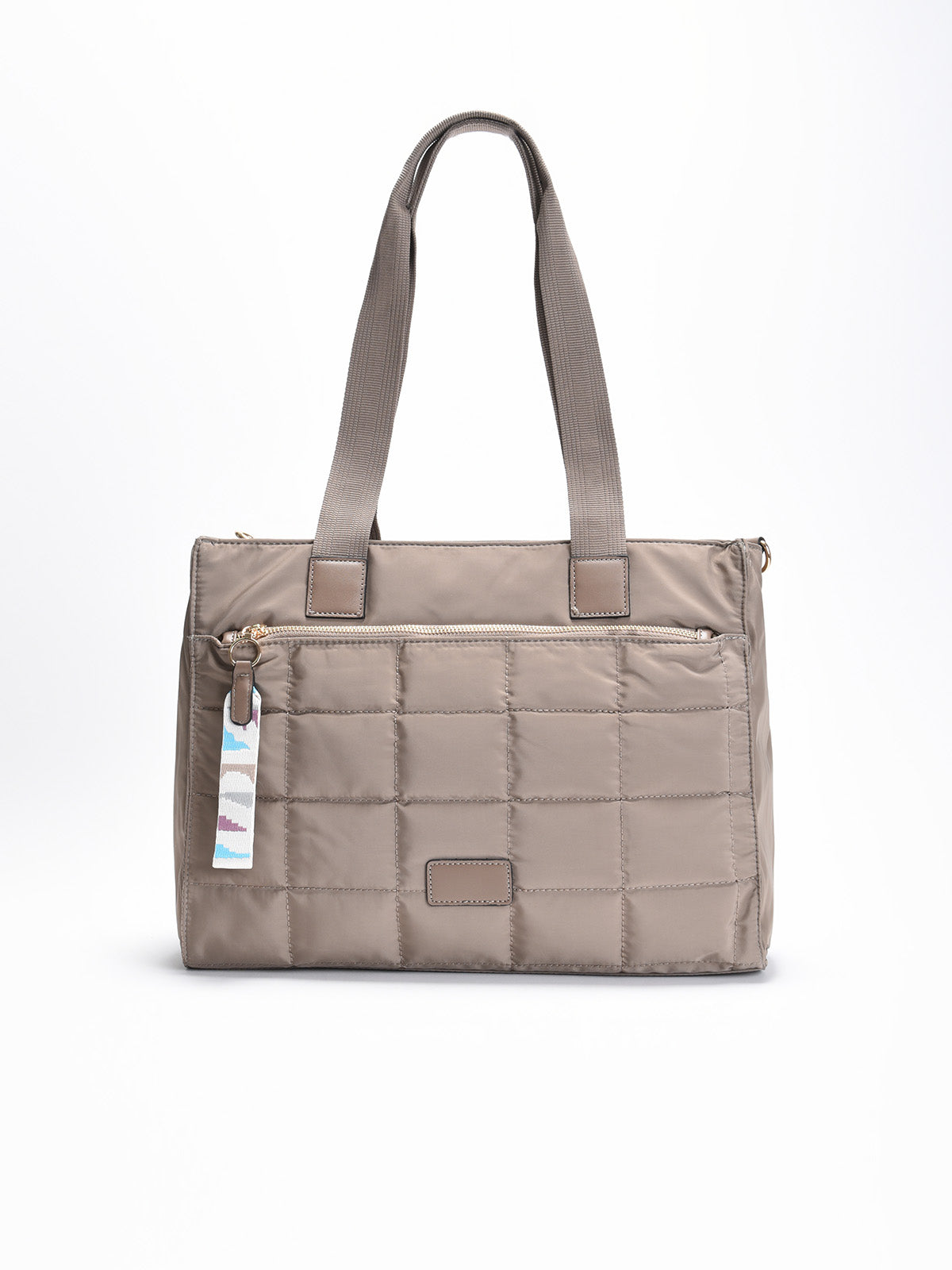 Bolso shopper acolchado en color taupe con asas dobles largas, bandolera ajustable y múltiples bolsillos con cremallera.