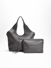 Bolso shopper de color gris con acabado en piel sintética, de gran tamaño y con bolsillo interior extraíble a juego.