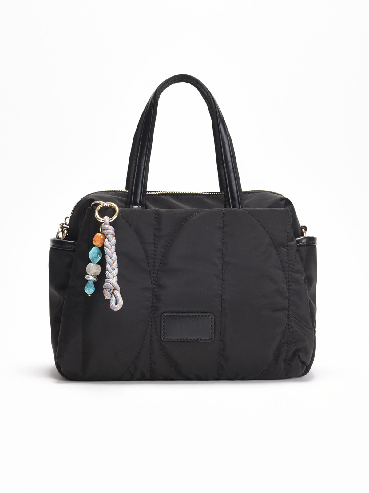 Bolso shopper negro acolchado con asas cortas y bandolera larga ajustable, decorado con un llavero de cuentas de colores.