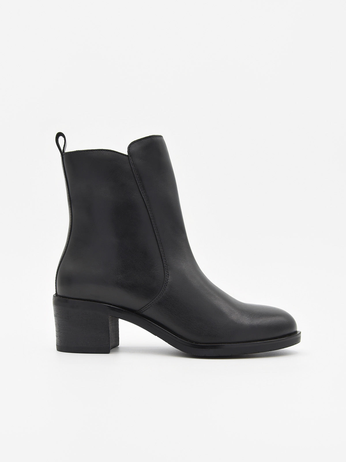 Botín de piel negra con cremallera lateral, tacón medio cuadrado y diseño minimalista elegante.