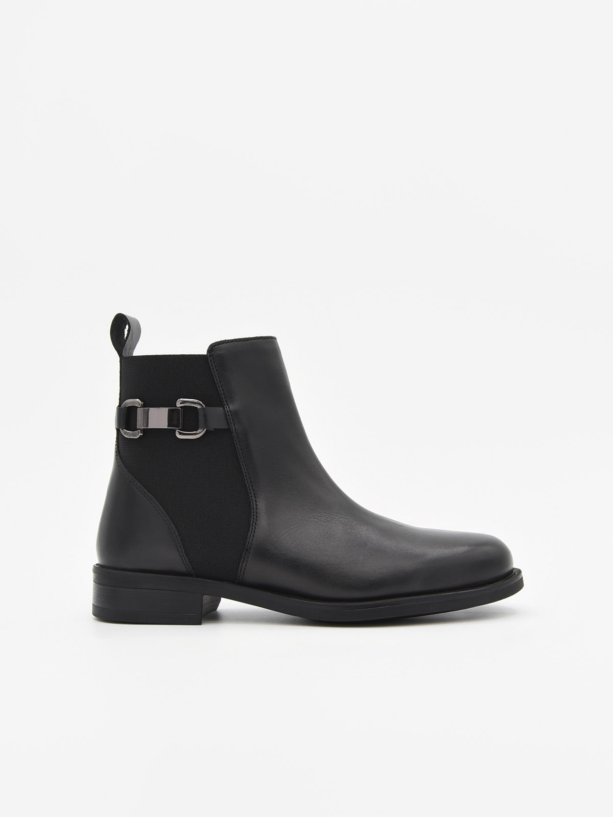 Botín de piel negro con elástico lateral, detalle metálico plateado y cremallera interior. Tacón bajo, diseño clásico y elegante.