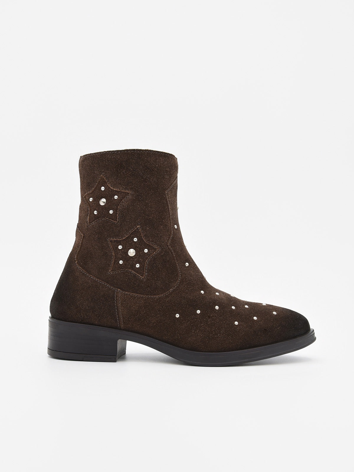 Botín de serraje marrón con estrellas decorativas y tachuelas plateadas, tacón bajo y cremallera lateral.