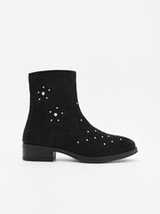 Botín de serraje negro con estrellas decorativas y tachuelas metálicas plateadas, cremallera lateral y tacón bajo.
