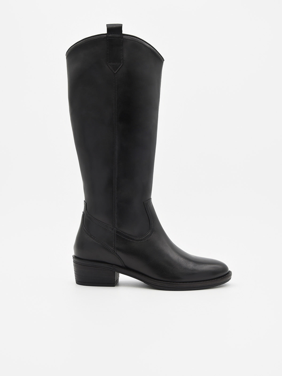 Bota alta de piel negra con caña recta, diseño cowboy minimalista y tacón bajo ancho.