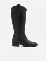 Bota alta de piel negra con caña recta, diseño cowboy minimalista y tacón bajo ancho.