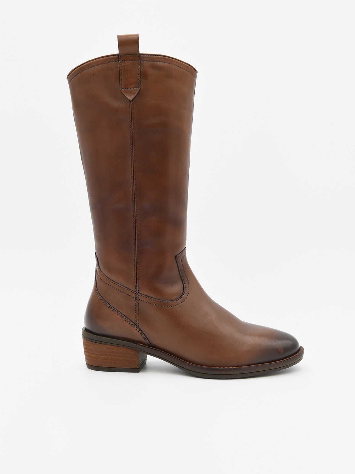 Bota alta de piel color cuero con caña recta, estilo cowboy minimalista y tacón bajo en madera.