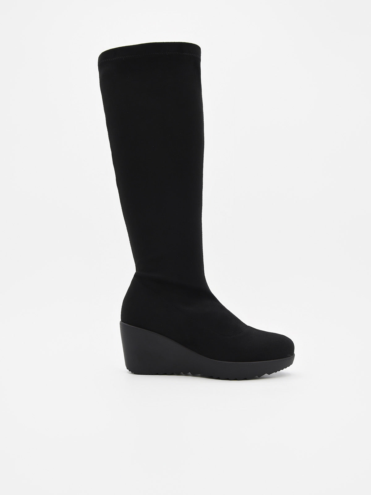 Botas altas negras de cuña con cremallera lateral, caña elástica ajustada y suela dentada para mayor comodidad.