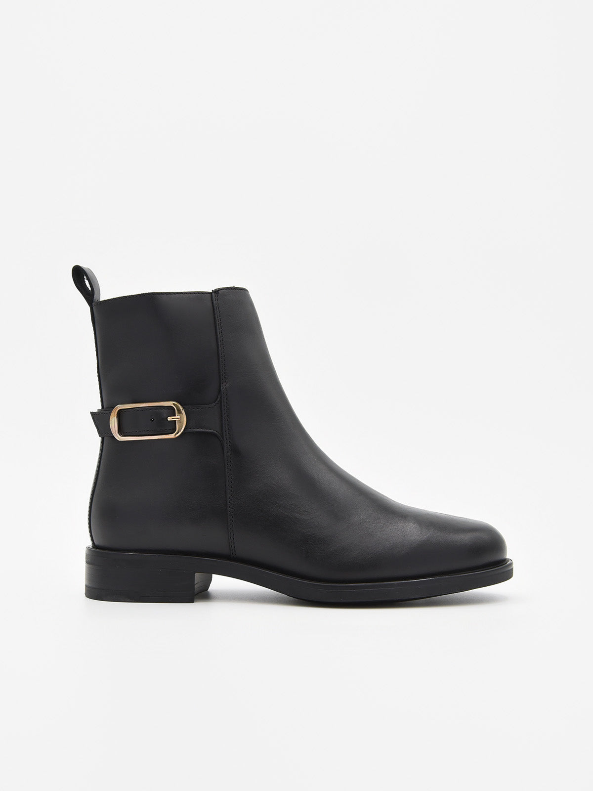 Botines negros con efecto piel, tacón bajo, hebilla lateral dorada y cremallera interior. Diseño elegante y versátil.