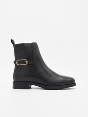 Botines negros con efecto piel, tacón bajo, hebilla lateral dorada y cremallera interior. Diseño elegante y versátil.