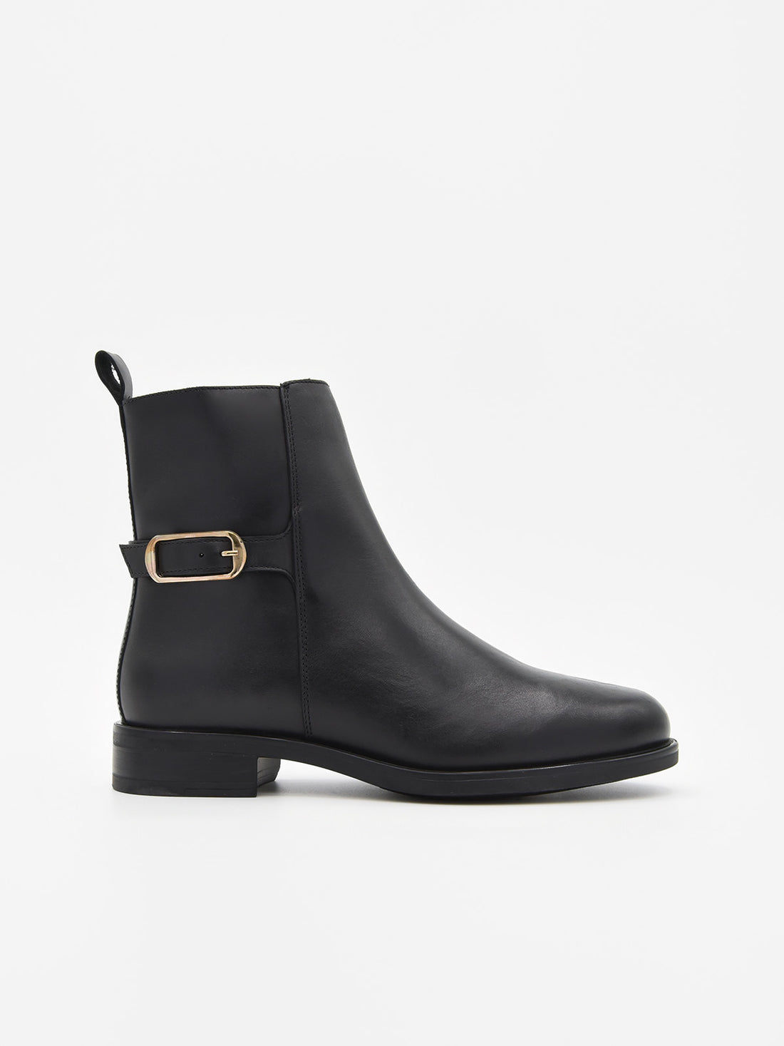 Botines negros con efecto piel, tacón bajo, hebilla lateral dorada y cremallera interior. Diseño elegante y versátil.