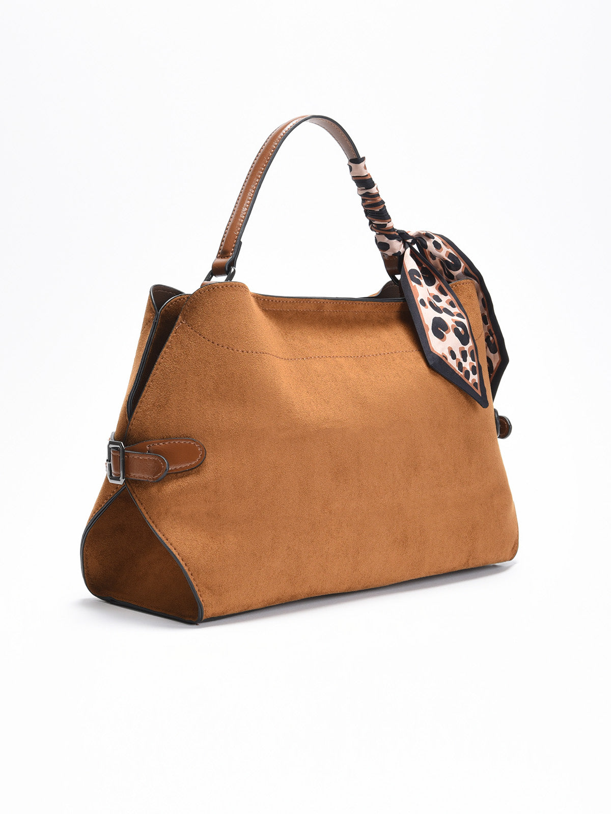 Bolso marrón con pañuelo animal print