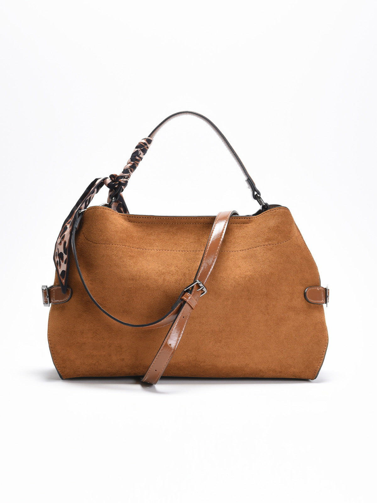 Bolso marrón con pañuelo animal print