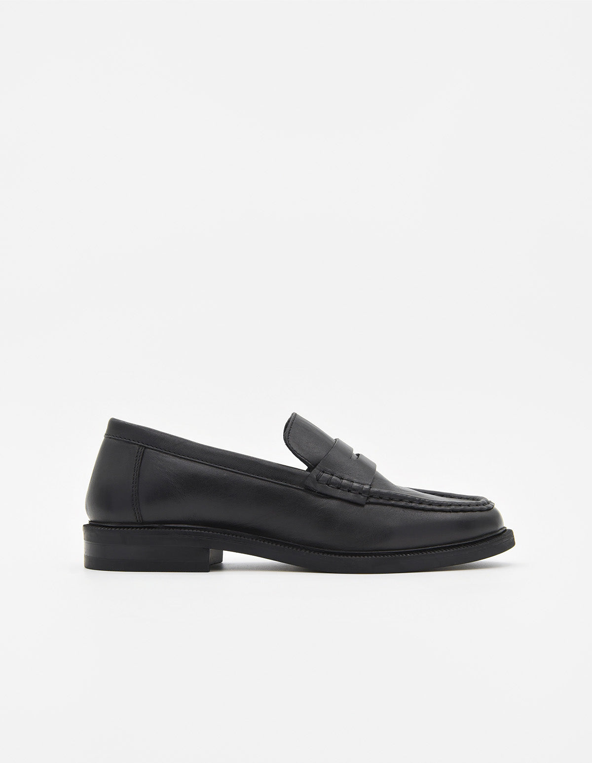 Mocasín de piel negra para mujer, estilo clásico con antifaz en el empeine y tacón bajo.