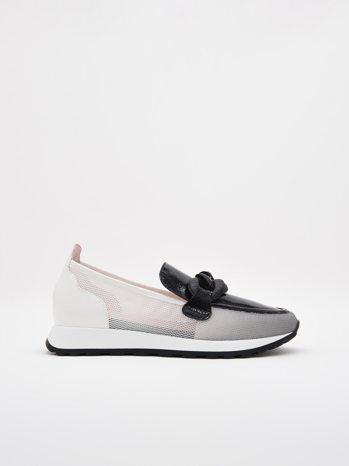 Mocasines negros y blancos de charol y rejilla para mujer