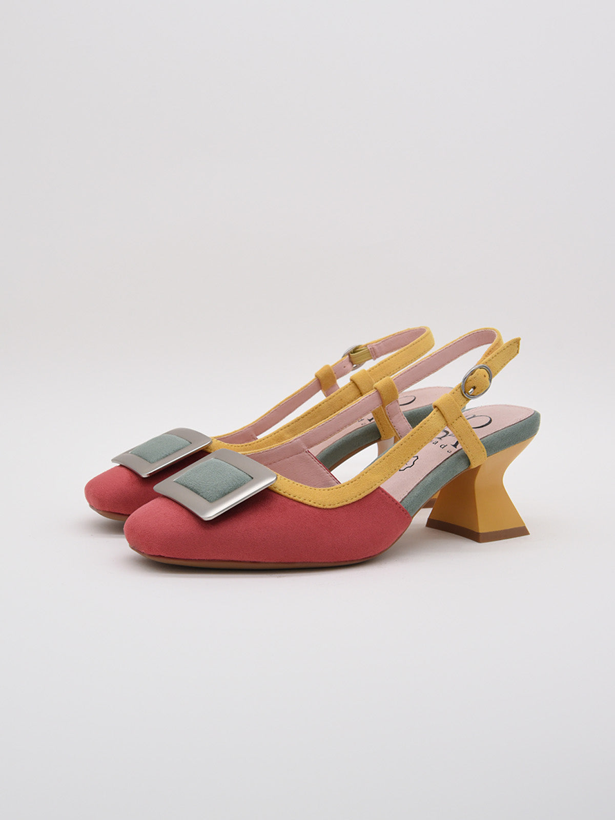 Zapato de tacón ancho destalonado en color coral combinado con turquesa y amarillo