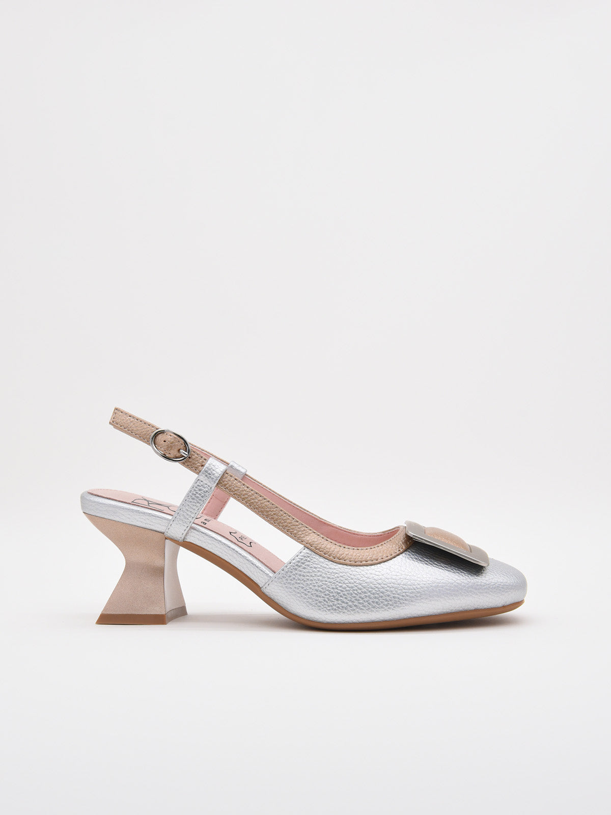 Zapato destalonado metalizado plata con detalle dorado y tacón ancho