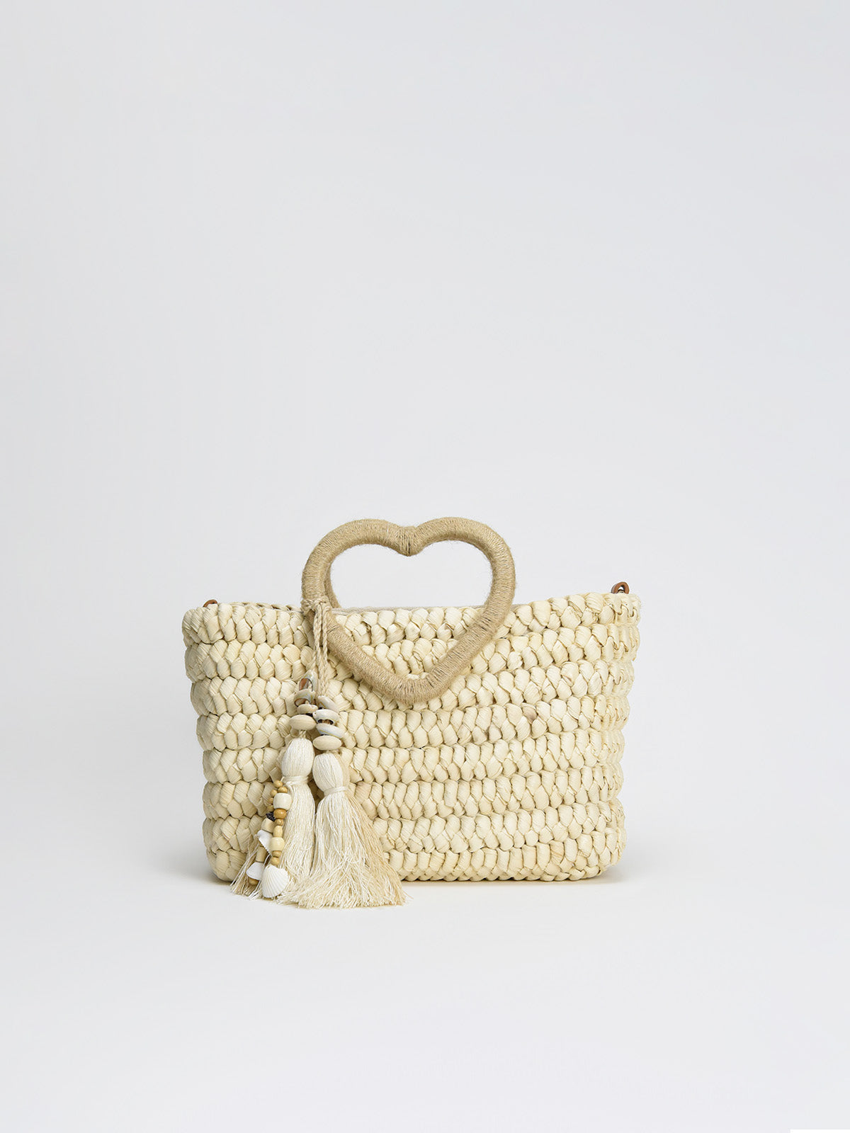  bolso corazón de yute es una pieza única que combina originalidad y frescura. 