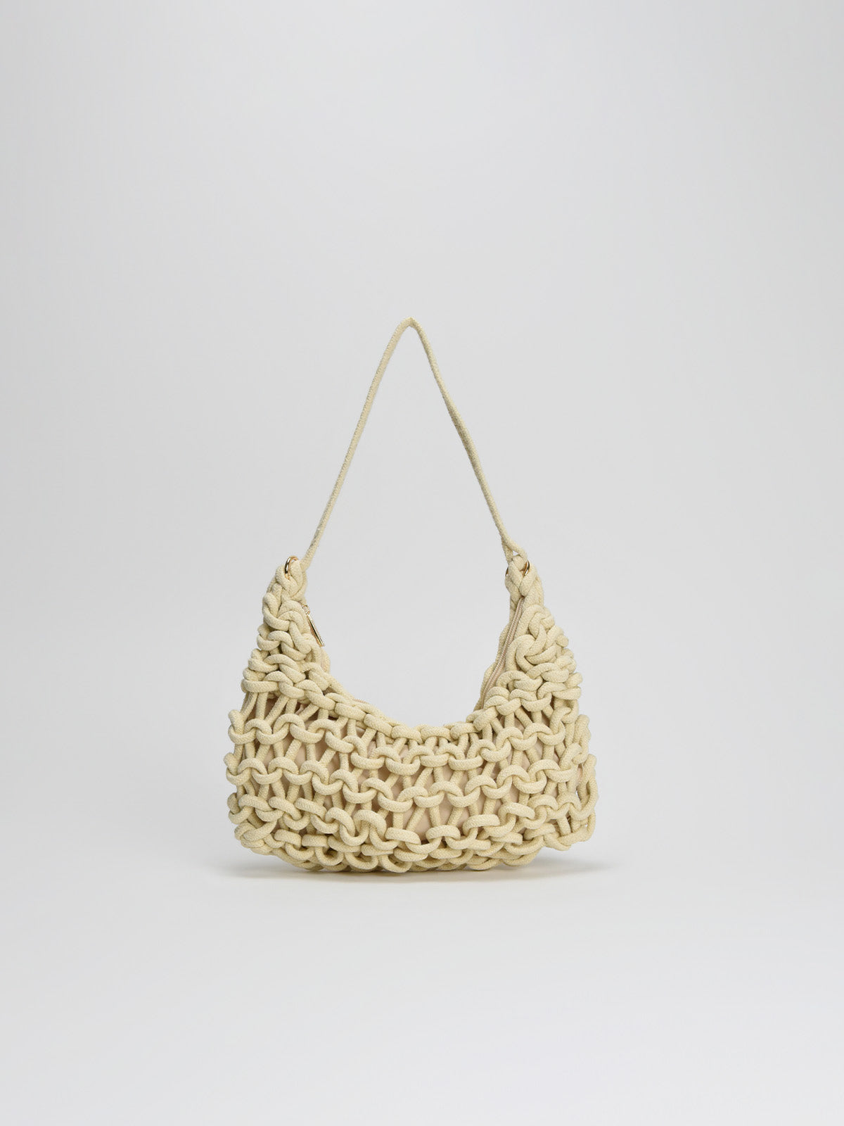  bolso trenzado en tono beige es el equilibrio perfecto entre comodidad, estilo y practicidad